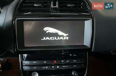 Седан Jaguar XE 2016 в 