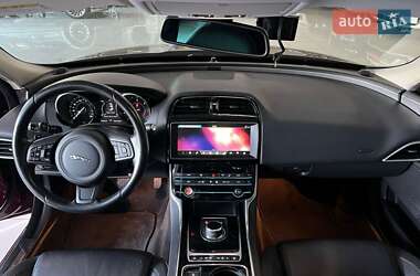 Седан Jaguar XE 2016 в 