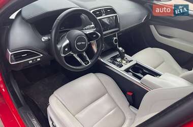 Седан Jaguar XE 2019 в 