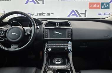 Седан Jaguar XE 2018 в 