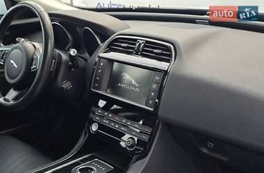 Седан Jaguar XE 2018 в 