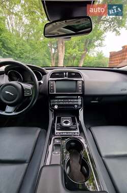 Седан Jaguar XE 2017 в 