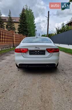 Седан Jaguar XE 2017 в 