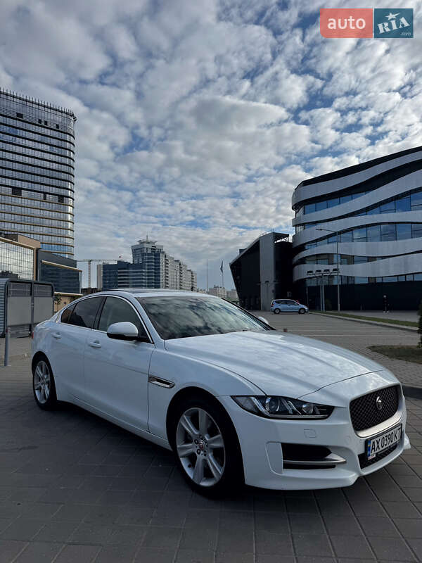 Седан Jaguar XE 2017 в 