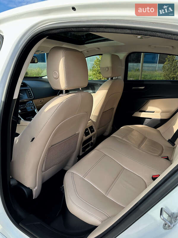 Седан Jaguar XE 2017 в Киеве фото 10 Седан Jaguar XE 2017 в Киеве