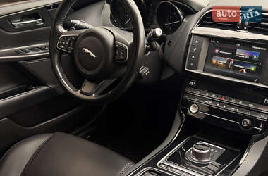 Седан Jaguar XE 2018 в 