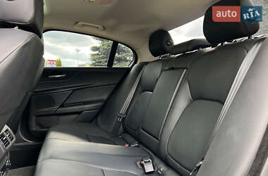 Седан Jaguar XE 2017 в 