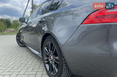 Седан Jaguar XE 2016 в 