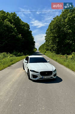 Седан Jaguar XE 2021 в 