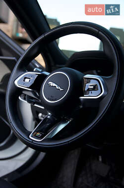 Седан Jaguar XE 2021 в 