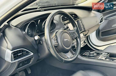 Седан Jaguar XE 2016 в 
