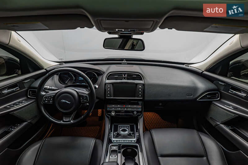 Седан Jaguar XE 2017 в Киеве