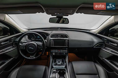 Седан Jaguar XE 2017 в 