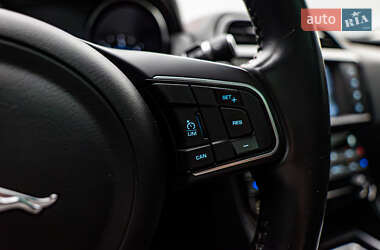 Седан Jaguar XE 2017 в 