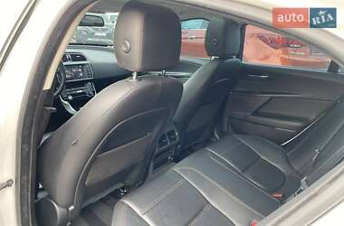 Седан Jaguar XE 2015 в 