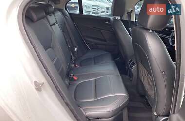 Седан Jaguar XE 2015 в 