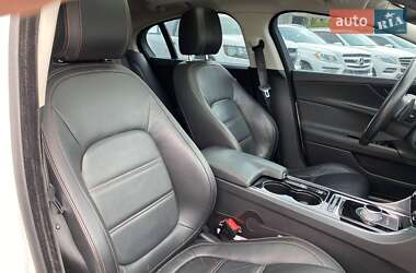 Седан Jaguar XE 2015 в 