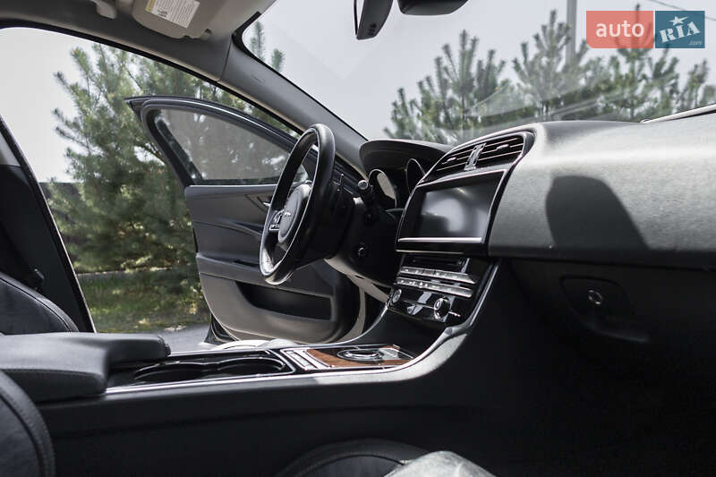 Седан Jaguar XE 2016 в Львове