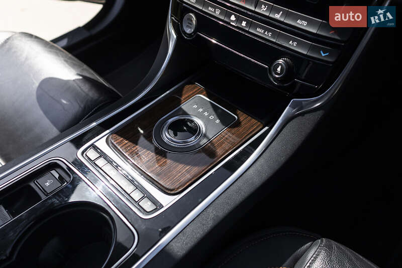 Седан Jaguar XE 2016 в Львове