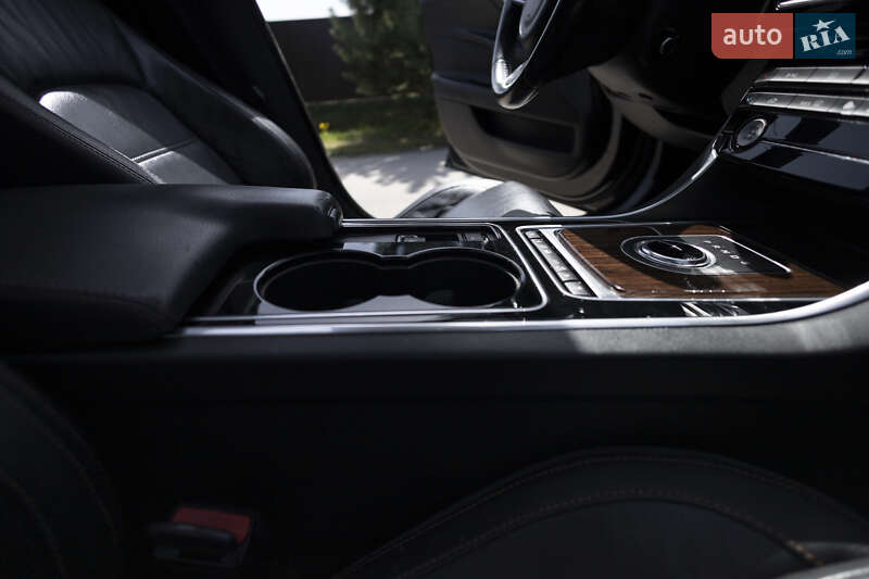 Седан Jaguar XE 2016 в Львове