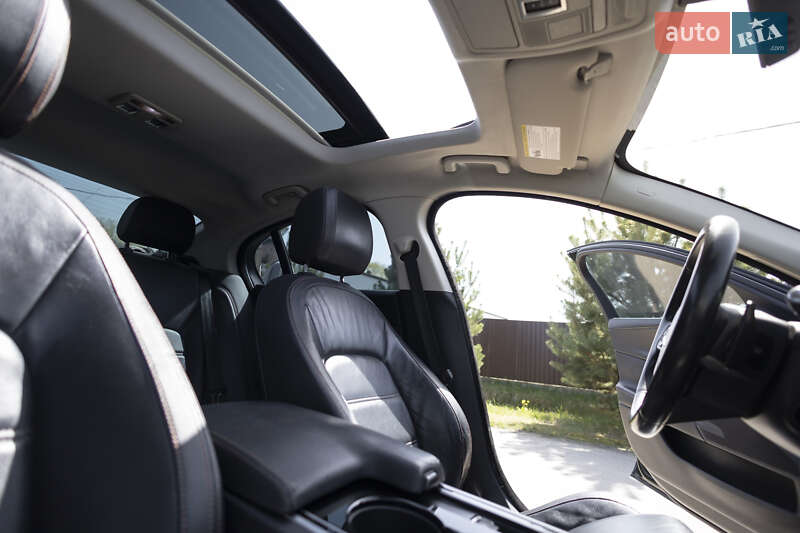 Седан Jaguar XE 2016 в Львове