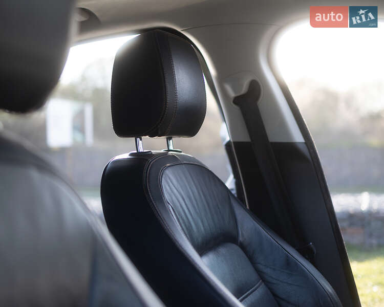 Седан Jaguar XE 2016 в Львове