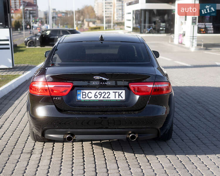 Седан Jaguar XE 2016 в Львове