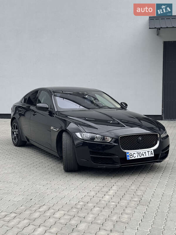 Седан Jaguar XE 2017 в 