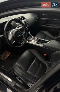 Седан Jaguar XE 2017 в 
