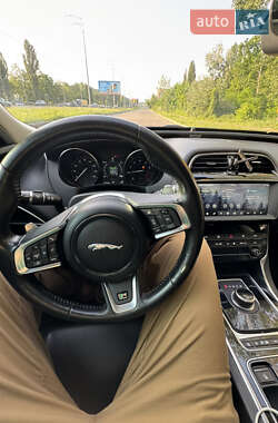 Седан Jaguar XE 2018 в 