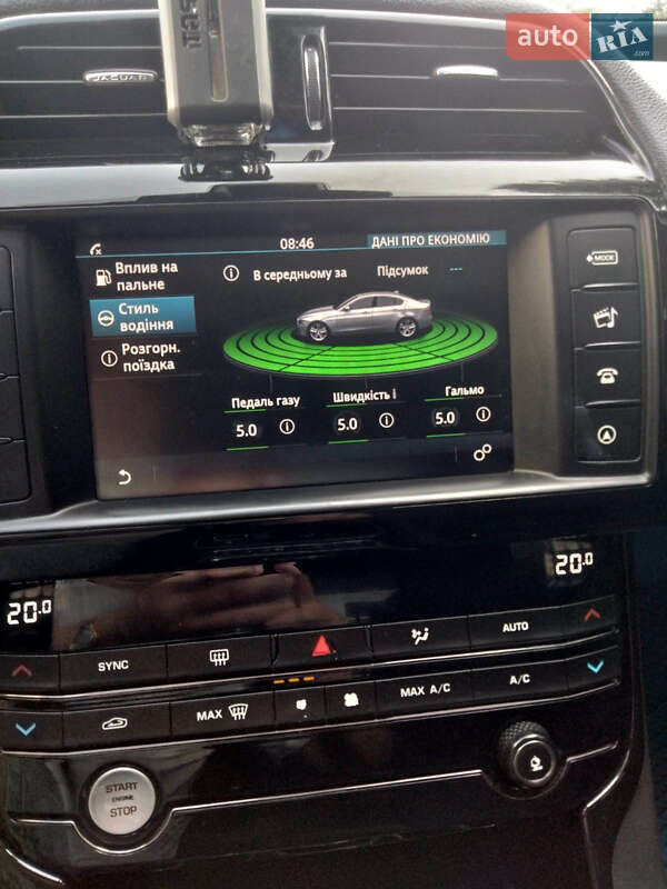 Седан Jaguar XE 2016 в Львове