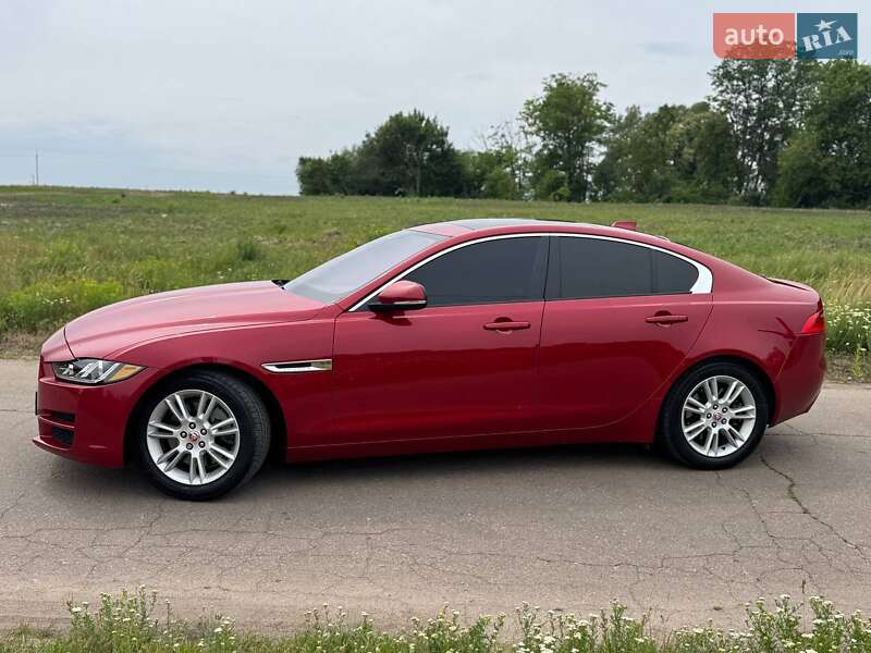 Седан Jaguar XE 2016 в Переяславі