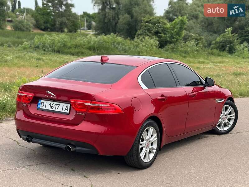 Седан Jaguar XE 2016 в Переяславі