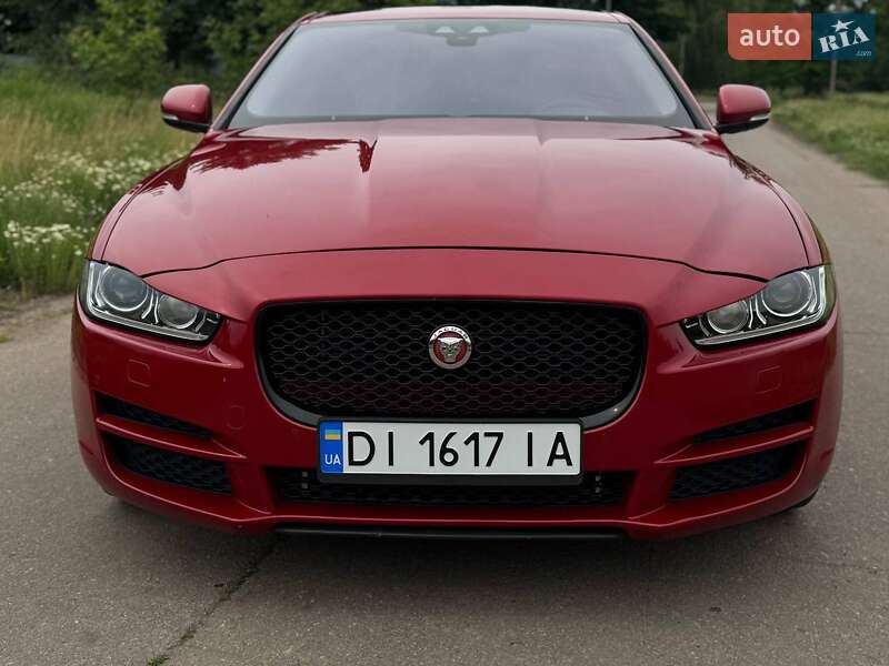 Седан Jaguar XE 2016 в Переяславі