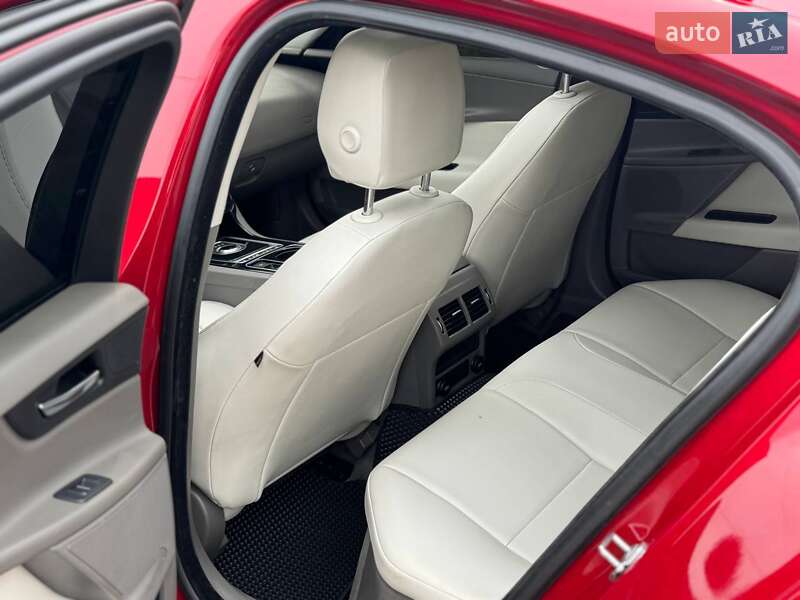 Седан Jaguar XE 2016 в Переяславі