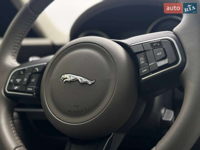 Седан Jaguar XE 2016 в Переяславі