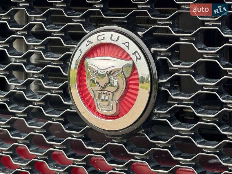 Седан Jaguar XE 2016 в Переяславі