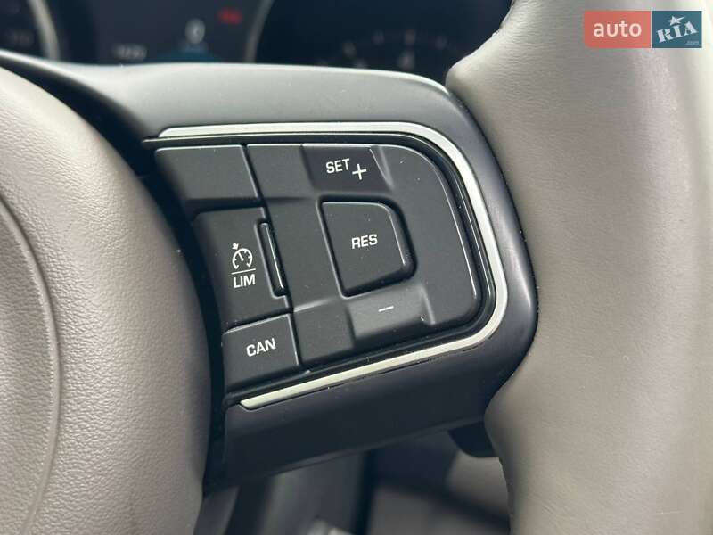 Седан Jaguar XE 2016 в Переяславі