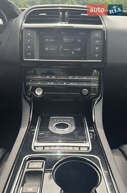 Седан Jaguar XE 2016 в 