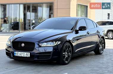 Седан Jaguar XE 2015 в 