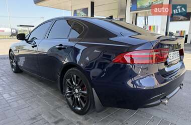 Седан Jaguar XE 2015 в 
