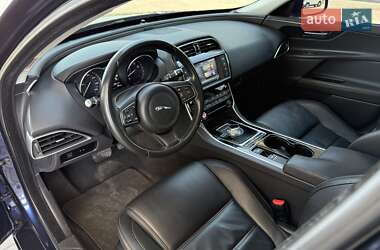 Седан Jaguar XE 2015 в 