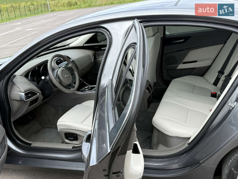 Седан Jaguar XE 2017 в Вараше