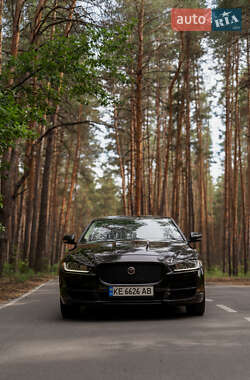 Седан Jaguar XE 2016 в 
