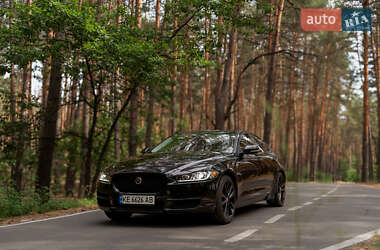 Седан Jaguar XE 2016 в 