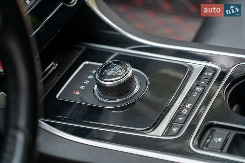 Седан Jaguar XE 2016 в Киеве
