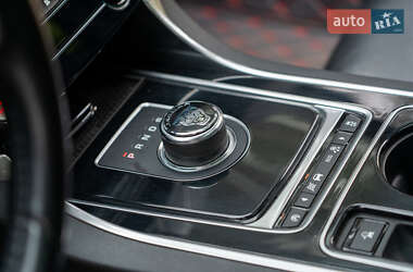 Седан Jaguar XE 2016 в 