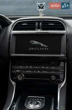 Седан Jaguar XE 2016 в 
