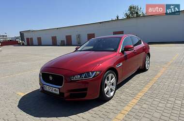 Седан Jaguar XE 2015 в Львові