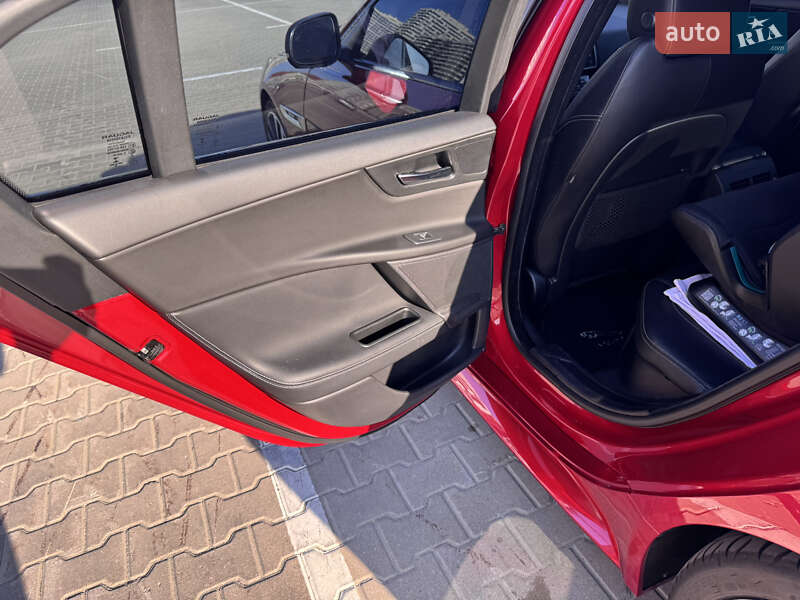 Седан Jaguar XE 2016 в Киеве